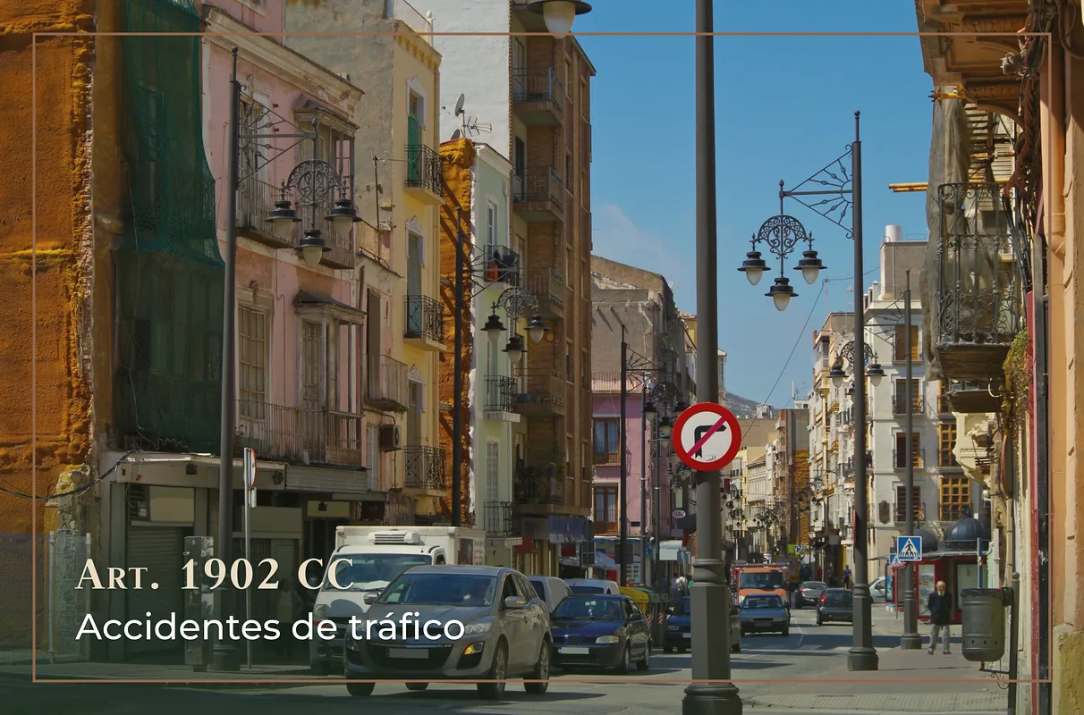 Accidentes de tráfico en Cartagena: calle con coches circulando con el texto «Art. 1902 CC. Accidentes de tráfico»