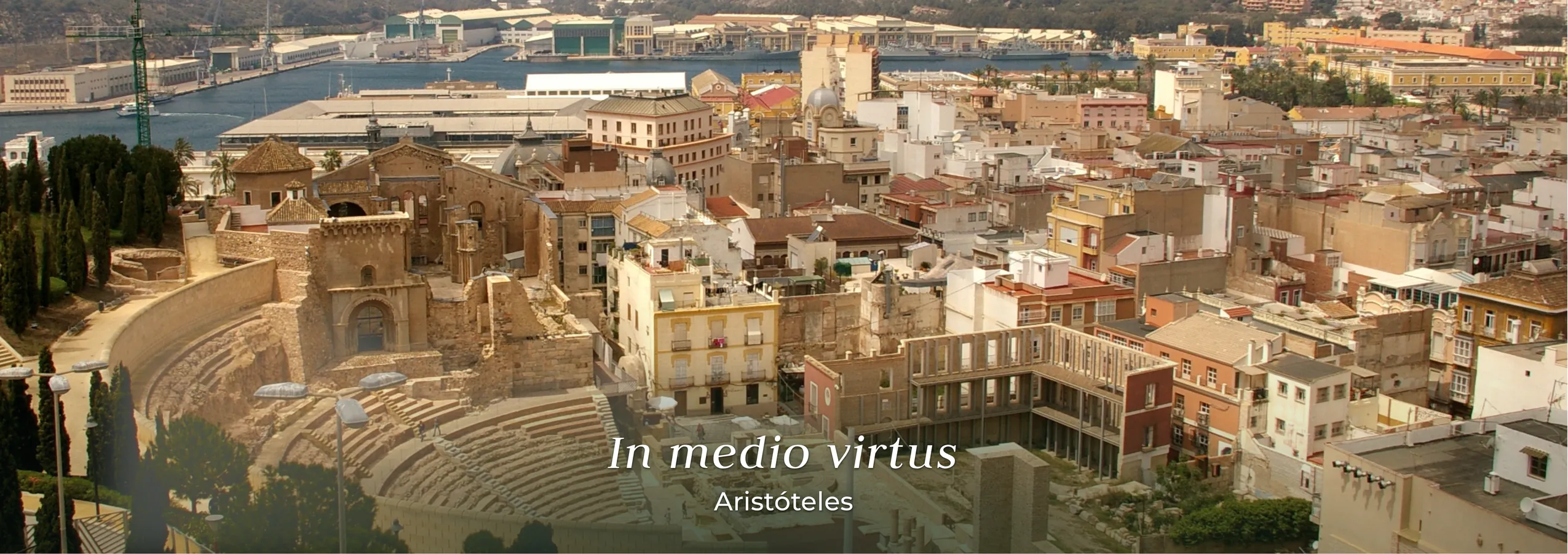Teatro Romano y casco antiguo de Cartagena con el puerto al fondo y la frase «In medio virtus», atribuida a Aristóteles