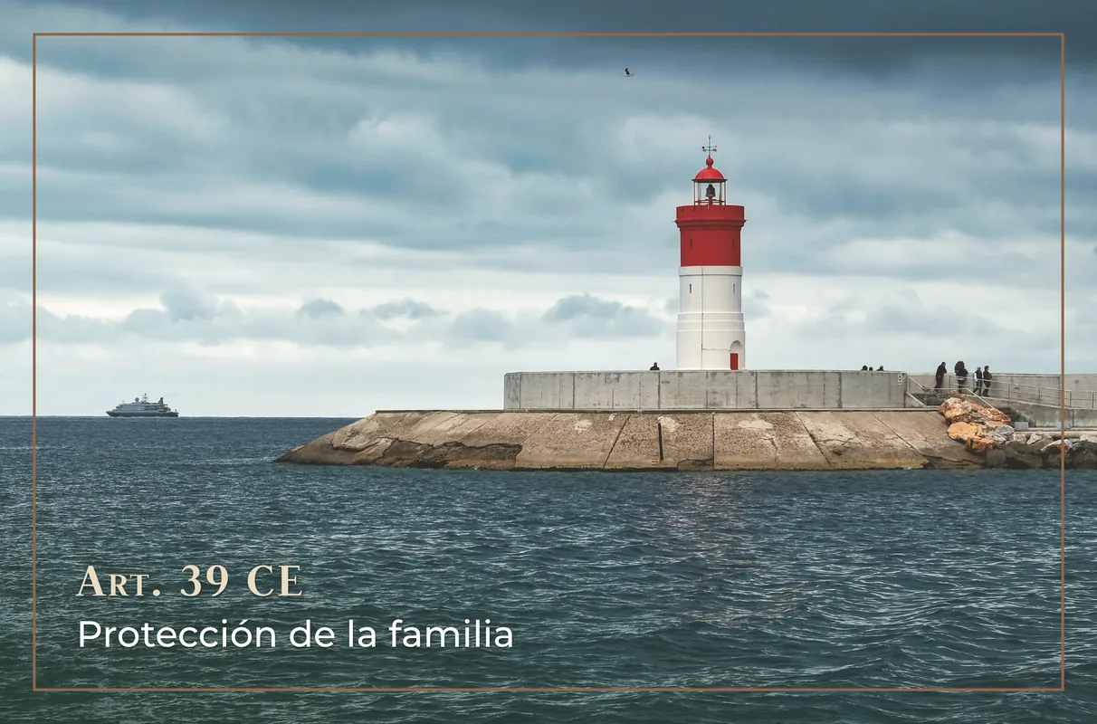 Derecho de familia en Cartagena: faro del puerto con el texto «Art. 39 CE. Protección de la familia»
